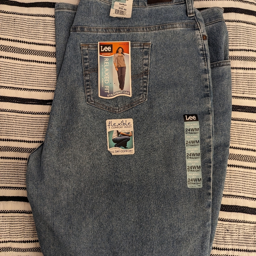 Lee Women’s Relaxed Fit Straight Leg Jeans - Picture 2 of 4